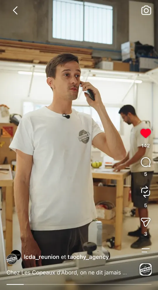 Reel Instagram des Copeaux d'Abord : le menuisier au téléphone dans son atelier
