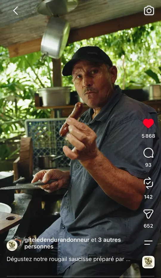 Reel Instagram du Gîte Eden du Randonneur : le chef présente son rougail saucisse