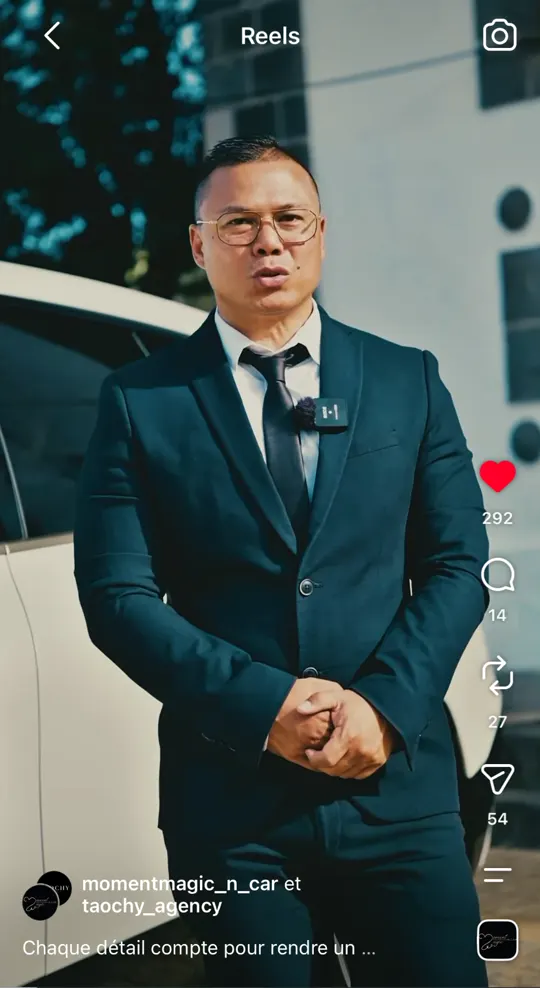 Reel Instagram de Moment Magique N Car : le gérant en costume devant une voiture de luxe